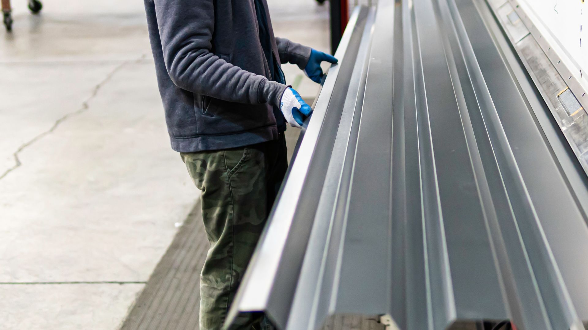 פח מכופף לגג