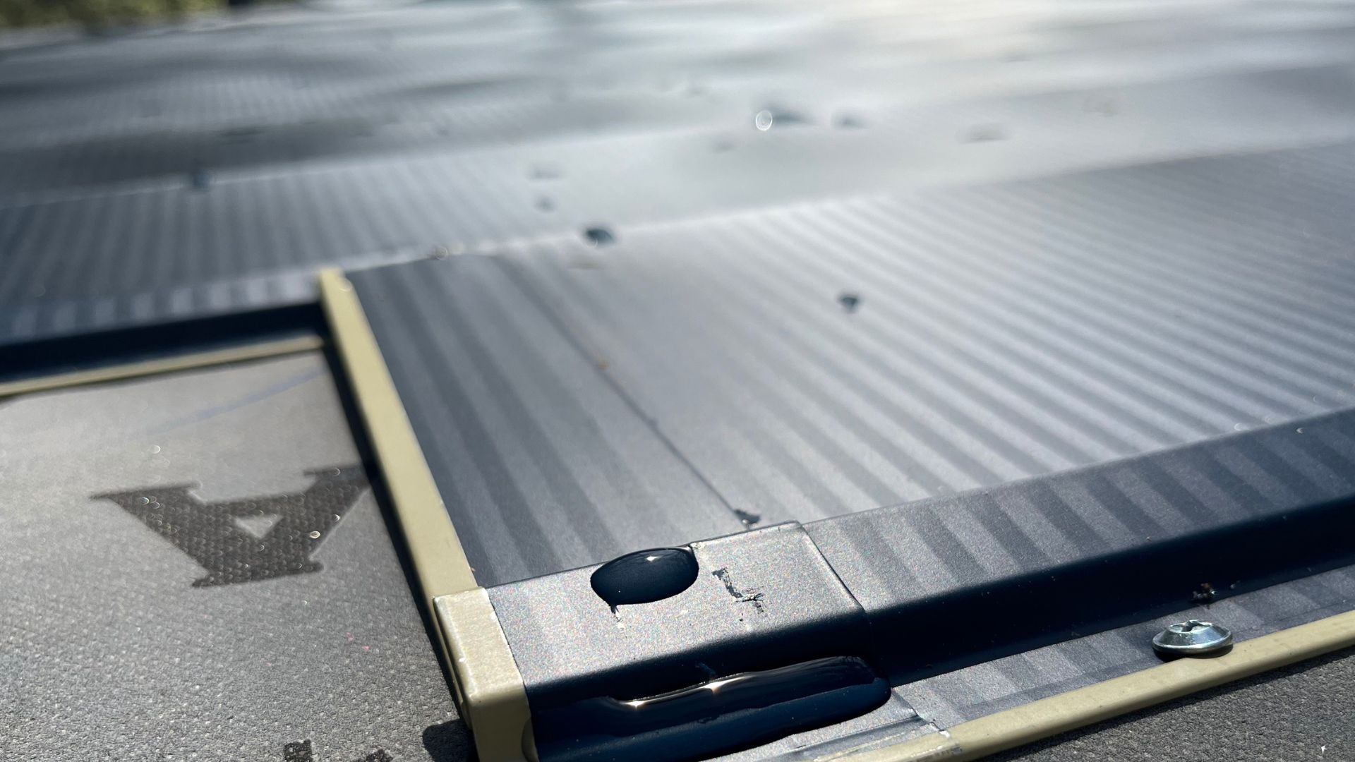 פח מכופף לגג